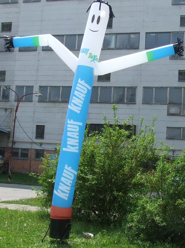 Air dancer alb cu albastru, imprimat cu logo, în fața unei clădiri