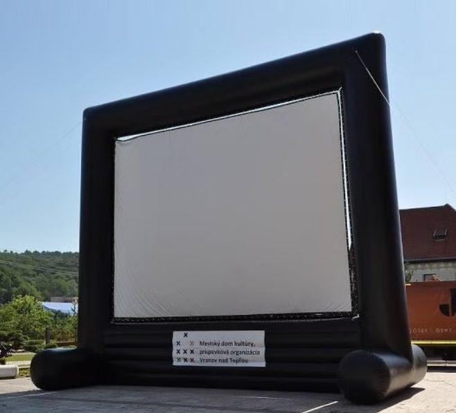 Ecran gonflabil negru de proiecție, montat în aer liber