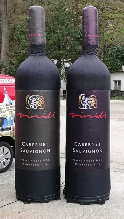 Două sticle de vin gonflabile, replici XXL ale produsului