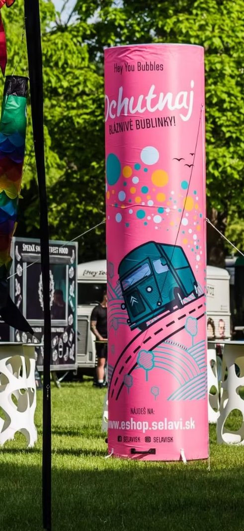 Totem gonflabil roz, imprimat integral, la un festival